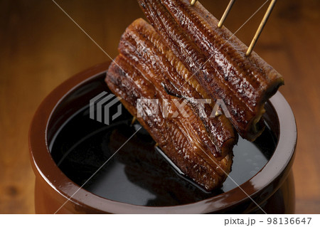 鰻の蒲焼きを秘伝のタレに漬ける 98136647