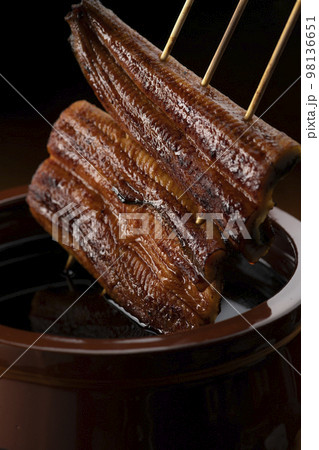 鰻の蒲焼きを秘伝のタレに漬ける 鰻の蒲焼きを秘伝のタレに漬ける 98136651
