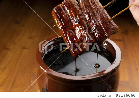 鰻の蒲焼きを秘伝のタレに漬ける 98136666