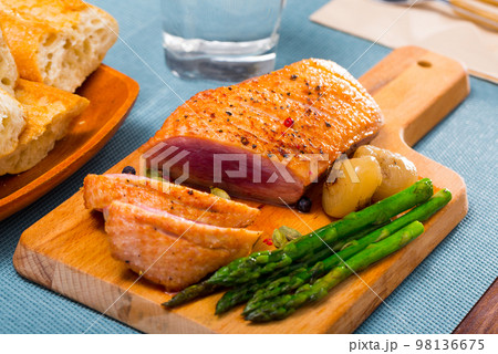 Duck breast with baked onions and asparagus 98136675