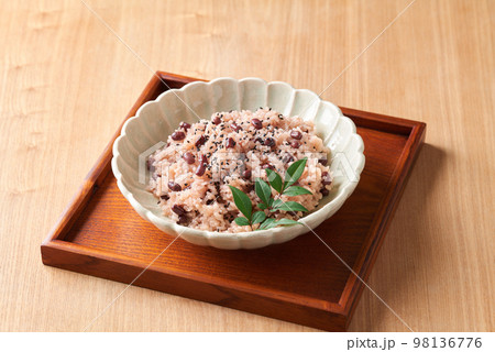 お皿に盛り付けた赤飯 98136776