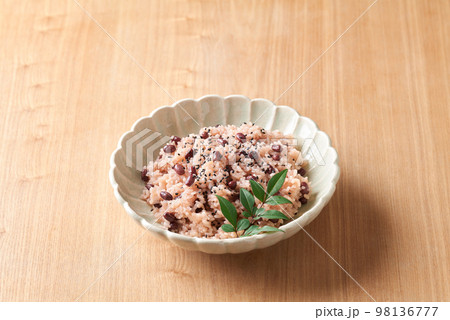 お皿に盛り付けた赤飯 98136777