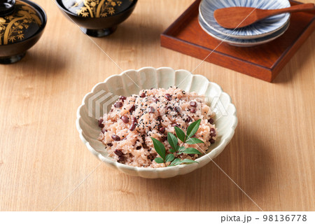 お皿に盛り付けた赤飯 98136778