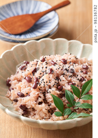 お皿に盛り付けた赤飯 98136782