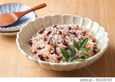 お皿に盛り付けた赤飯 98136783