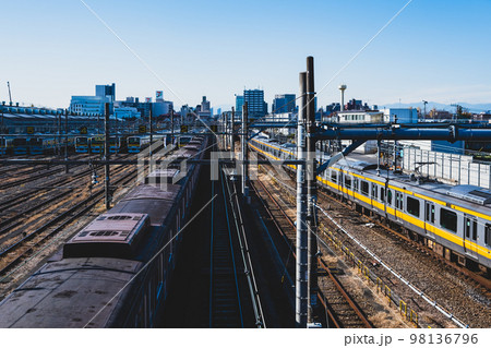 東京郊外 三鷹跨線橋から見渡す電車庫と市街 武蔵境駅方向 2022.12　b-2 マット感 98136796
