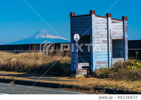 昭和レトロな古びたバス停と富士山 98136972