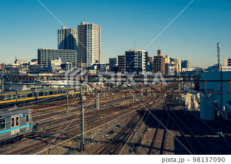 東京郊外 三鷹跨線橋から見渡す電車庫と三鷹駅周辺 2022.12 暖色加味 東京郊外 三鷹跨線橋から見渡す電車庫と三鷹駅周辺 2022.12 暖色加味 98137090