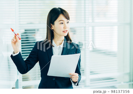 オフィスのビジネスウーマン オフィスのビジネスウーマン 98137356
