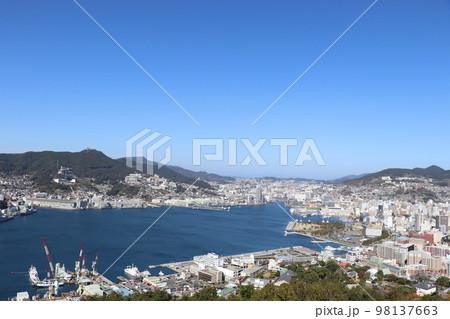 高台から眺める快晴の長崎港　長崎市中心部 98137663