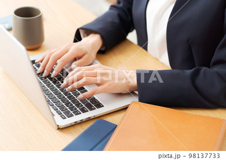 オフィスで働く女性の手元 オフィスで働く女性の手元 98137733