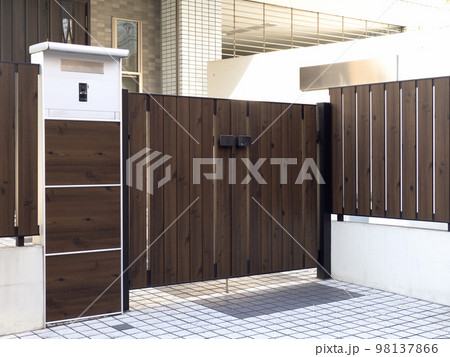 戸建て住宅の玄関 戸建て住宅の玄関 98137866