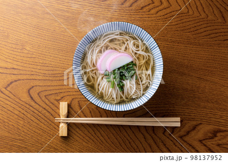 温かい蕎麦 98137952