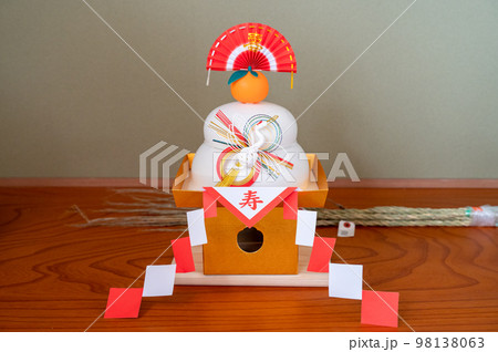 床の間に飾られた鏡餅 掛け軸 正月 床の間に飾られた鏡餅 掛け軸 正月 98138063