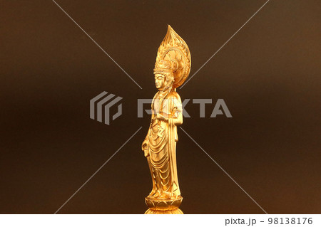 黄金の観音菩薩像 黒バック3 98138176