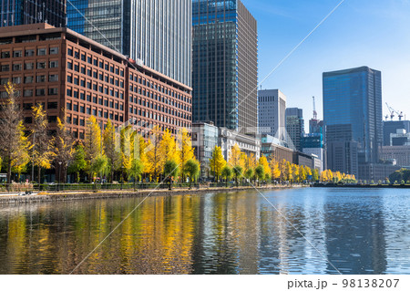 《東京都》丸の内オフィス街・水面に映り込む風景 《東京都》丸の内オフィス街・水面に映り込む風景 98138207