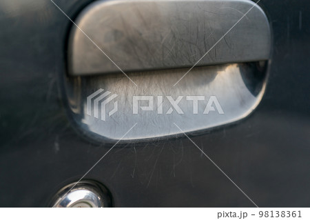 ドアノブまわりのキズ 98138361