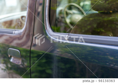 車の劣化した窓枠のゴム 車の劣化した窓枠のゴム 98138363