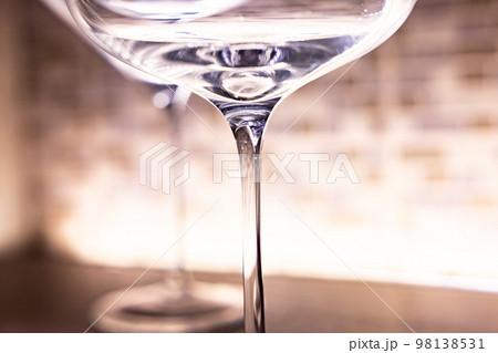 ライトアップされたカクテルグラスの画像 飲食店のイメージ画像の写真素材 98138531