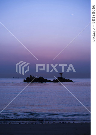 夜明け前の大分県杵築市の奈多海岸 夜明け前の大分県杵築市の奈多海岸 98138666