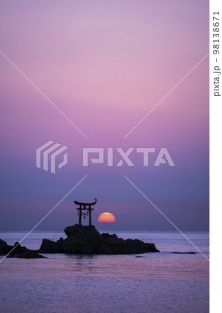 大分県杵築市の奈多海岸に昇る初日の出 大分県杵築市の奈多海岸に昇る初日の出 98138671
