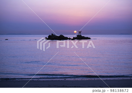 大分県杵築市の奈多海岸に昇る初日の出 大分県杵築市の奈多海岸に昇る初日の出 98138672