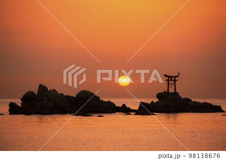 大分県杵築市の奈多海岸に昇る初日の出 大分県杵築市の奈多海岸に昇る初日の出 98138676