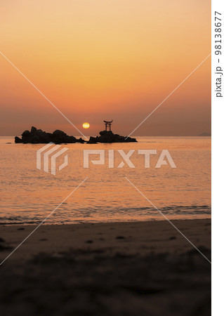 大分県杵築市の奈多海岸に昇る初日の出 大分県杵築市の奈多海岸に昇る初日の出 98138677