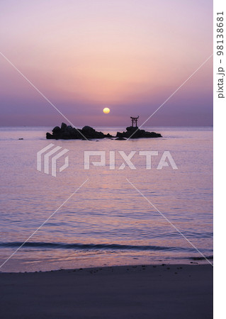 大分県杵築市の奈多海岸に昇る初日の出 大分県杵築市の奈多海岸に昇る初日の出 98138681