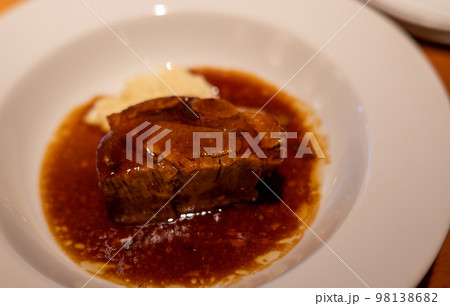 豚肉のビール煮込み マッシュポテト添え 豚肉のビール煮込み マッシュポテト添え 98138682