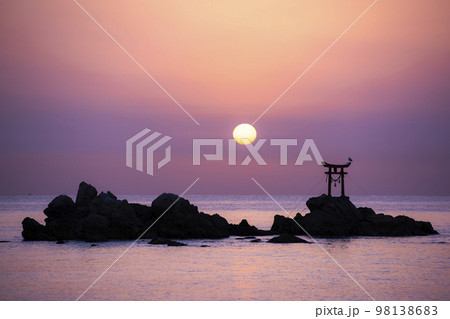 大分県杵築市の奈多海岸に昇る初日の出 大分県杵築市の奈多海岸に昇る初日の出 98138683