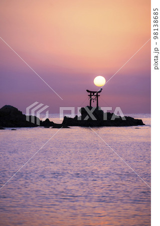 大分県杵築市の奈多海岸に昇る初日の出 大分県杵築市の奈多海岸に昇る初日の出 98138685