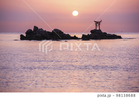 大分県杵築市の奈多海岸に昇る初日の出 98138688