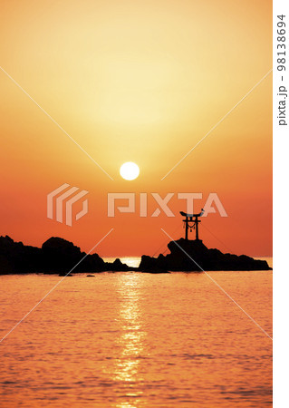 大分県杵築市の奈多海岸に昇る初日の出 大分県杵築市の奈多海岸に昇る初日の出 98138694