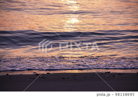 昇る朝日に照らされてキラキラと輝く砂浜海岸 昇る朝日に照らされてキラキラと輝く砂浜海岸 98138695