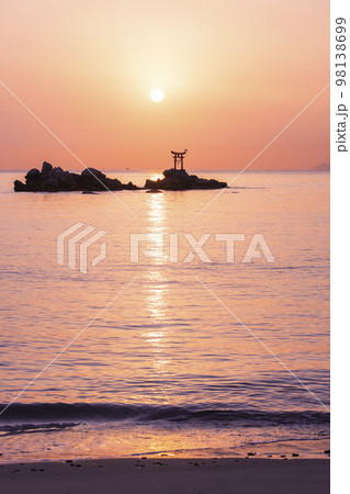 大分県杵築市の奈多海岸に昇る初日の出 大分県杵築市の奈多海岸に昇る初日の出 98138699