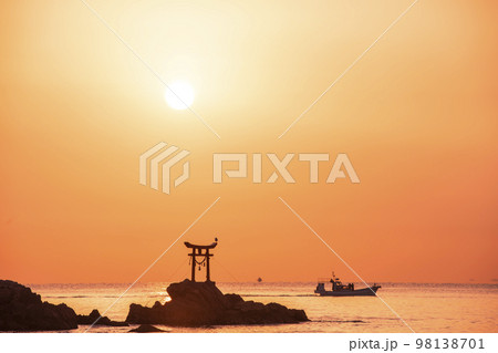 大分県杵築市の奈多海岸に昇る初日の出 98138701