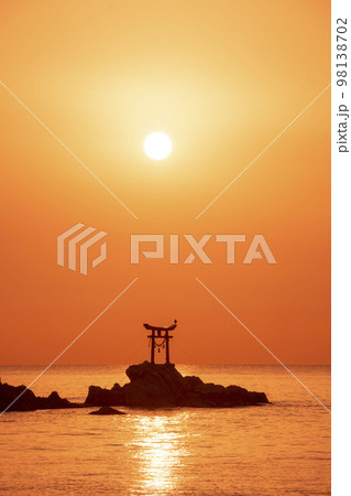 大分県杵築市の奈多海岸に昇る初日の出 98138702