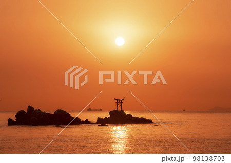 大分県杵築市の奈多海岸に昇る初日の出 大分県杵築市の奈多海岸に昇る初日の出 98138703