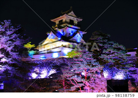 【高知県】ライトアップされた高知城天守閣 98138759
