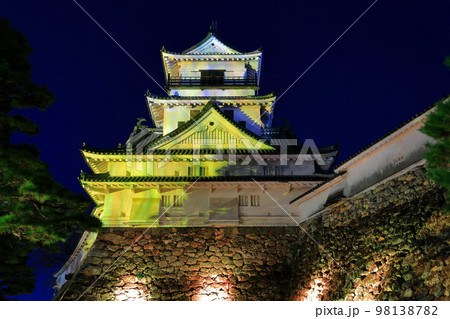 【高知県】ライトアップされた高知城天守閣 98138782