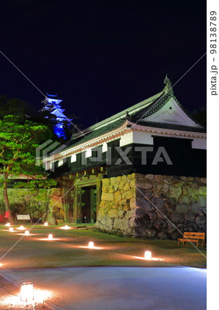 【高知県】ライトアップされた高知城天守閣と追手門 【高知県】ライトアップされた高知城天守閣と追手門 98138789