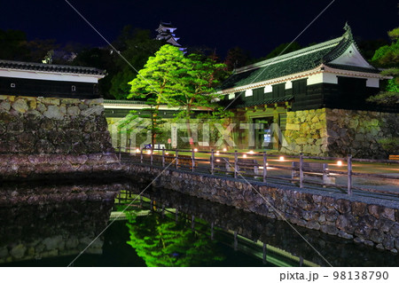 【高知県】ライトアップされた高知城天守閣と追手門 98138790