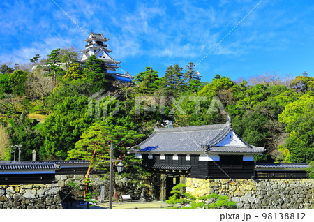 【高知県】晴天の高知城天守閣と追手門 98138812