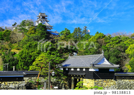 【高知県】晴天の高知城天守閣と追手門 98138813