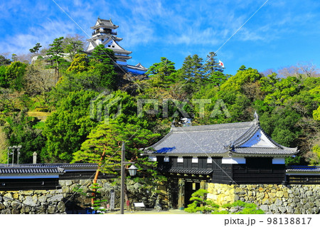 【高知県】晴天の高知城天守閣と追手門 98138817