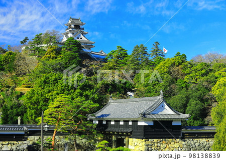 【高知県】晴天の高知城天守閣と追手門 98138839