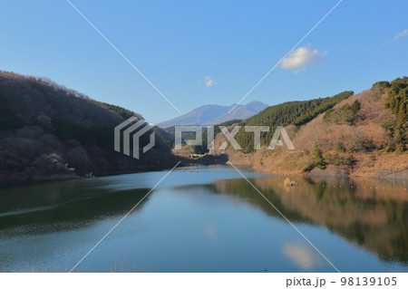 冬の寺山ダム湖 98139105