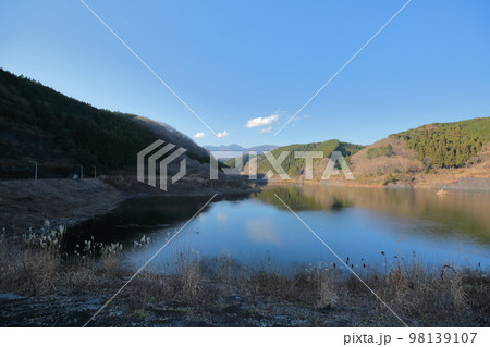 冬の寺山ダム湖 98139107