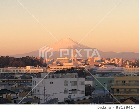 令和5年元旦の朝日に染まる赤富士、湘南モノレール湘南町屋駅にて。 令和5年元旦の朝日に染まる赤富士、湘南モノレール湘南町屋駅にて。 98139417